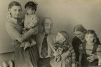 1951 ca. Перенский В. Г. с женой и с внучками